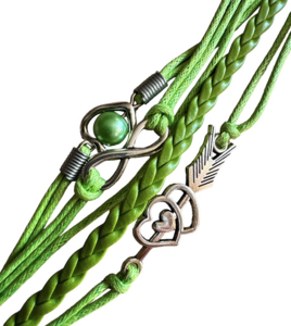 Gevlochten dames armband, groen met bedeltjes Love