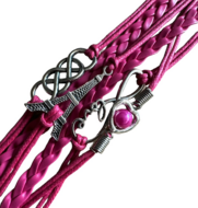 Gevlochten dames armband, roze met bedeltjes